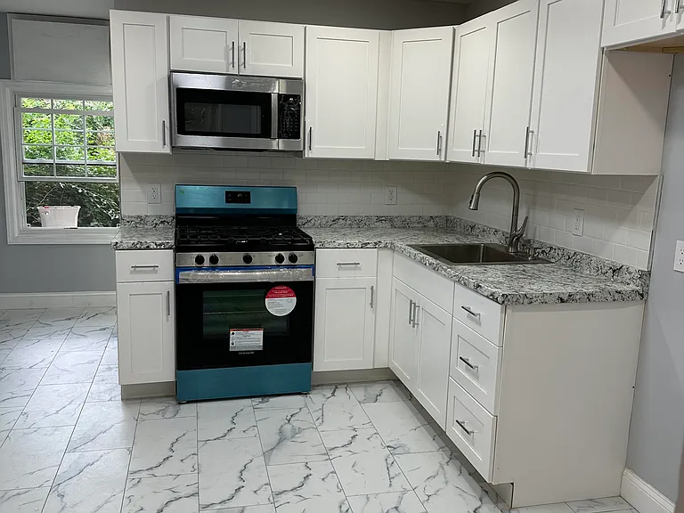 182 Griffith St — Photo 1