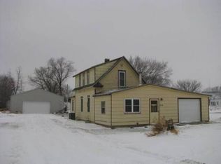 204 E 7th St, Wynot, NE 68792