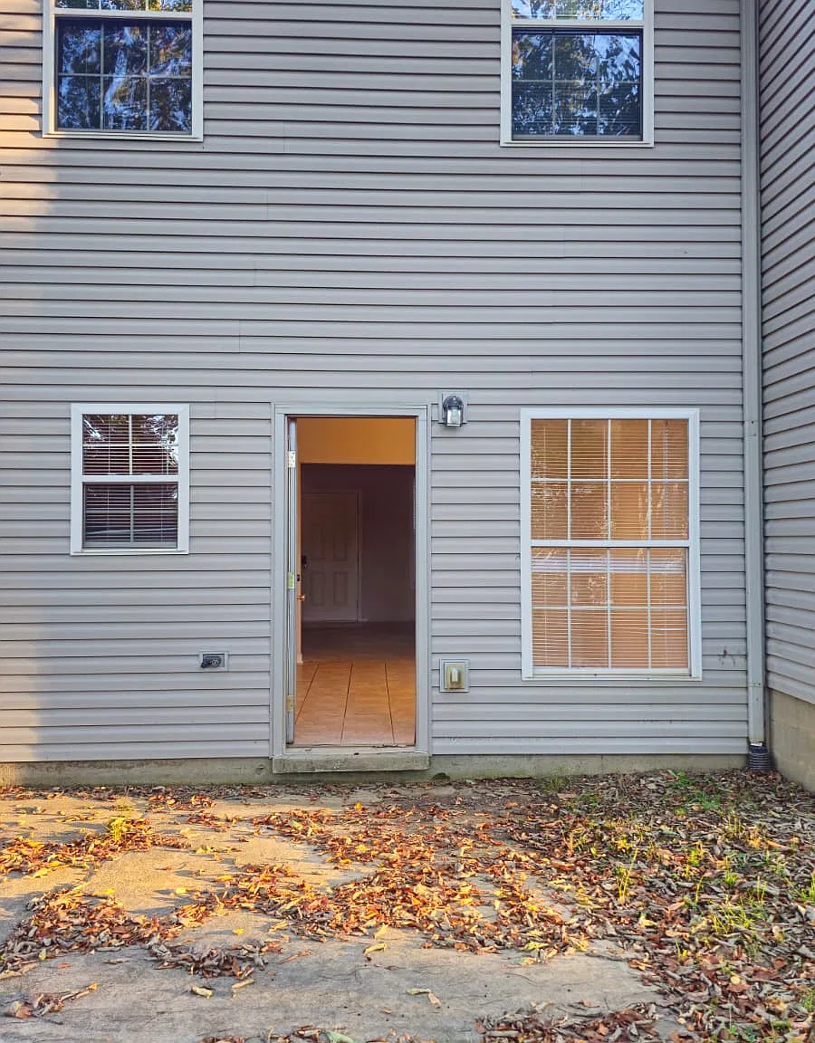 3 bed, 2.5 bath, 1650 sqft, $1,800 — Photo 4