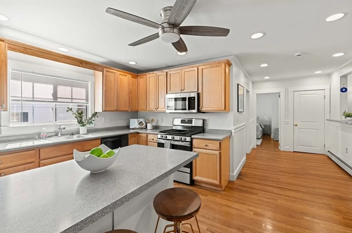 2 bed, 1100 sqft, $3,100 — Photo 2