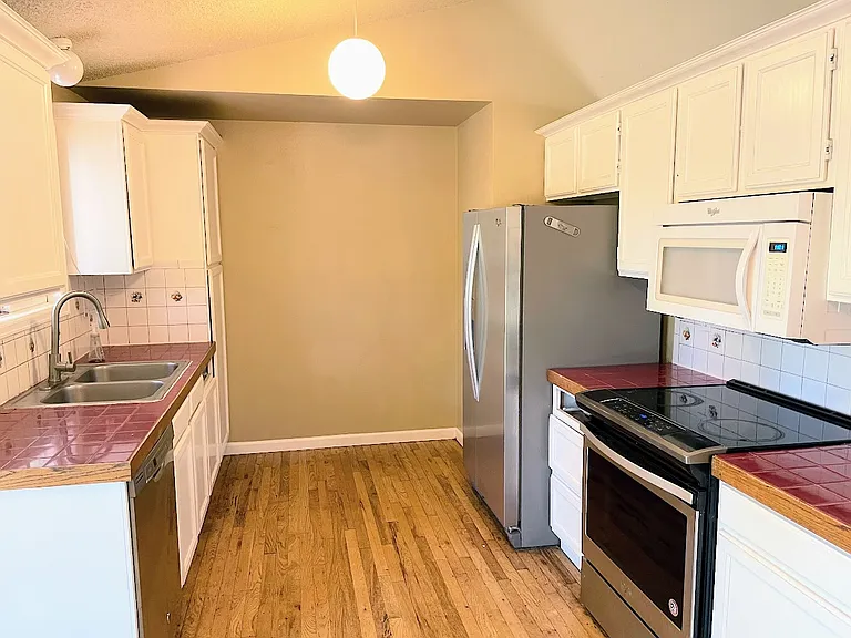 2724 Pampas Dr — Photo 3