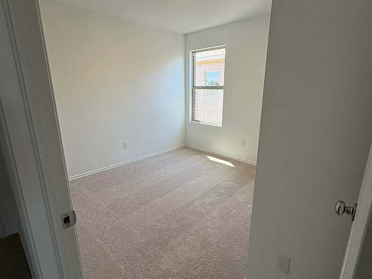 2020 Delphine Dr — Photo 5