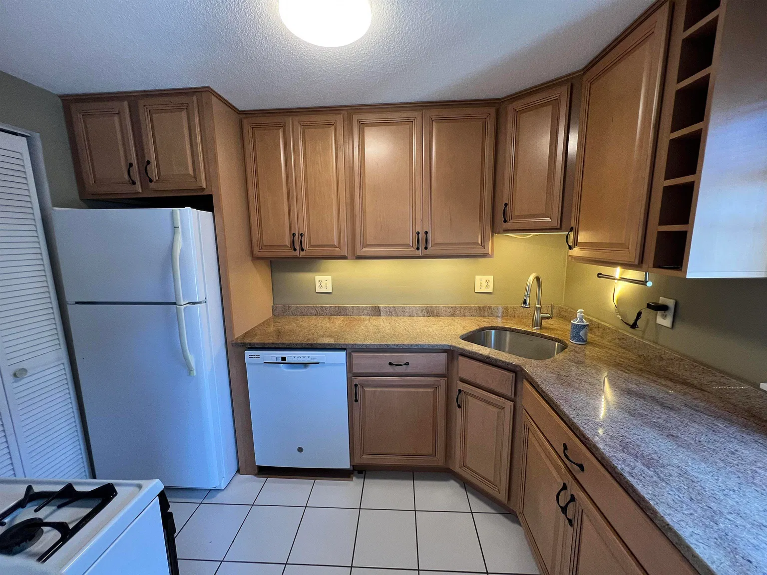 2 bed, 1.5 bath, 1001 sqft, $3,000 — Photo 4
