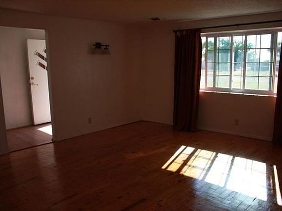 627 Cavalier - Living