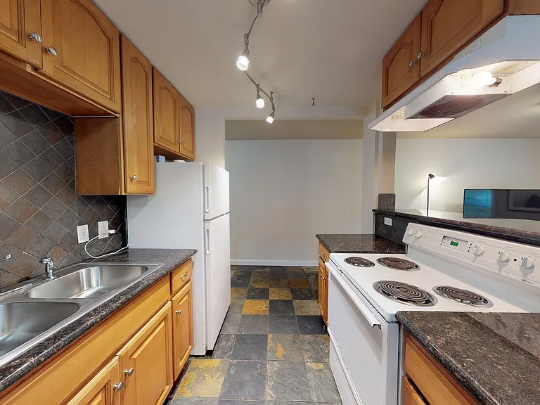 1446 E Roy St — Photo 14