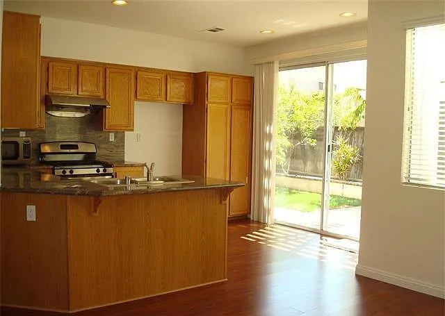 5 bed, 2287 sqft, $5,700 — Photo 3