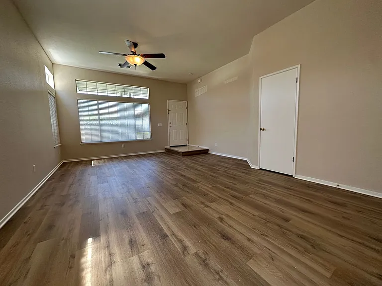 580 Creekwood Ct — Photo 3
