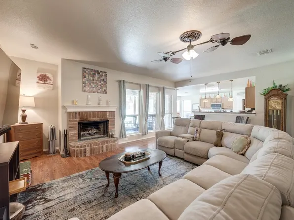 544 Harbor Crest Rd, Azle, TX 76020