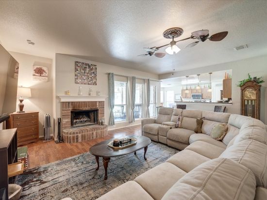 544 Harbor Crest Rd, Azle, TX 76020