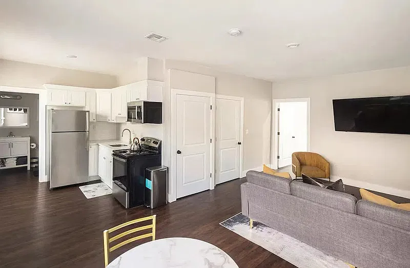 1 bed, 1.0 bath, 700 sqft, $1,900 — Photo 2