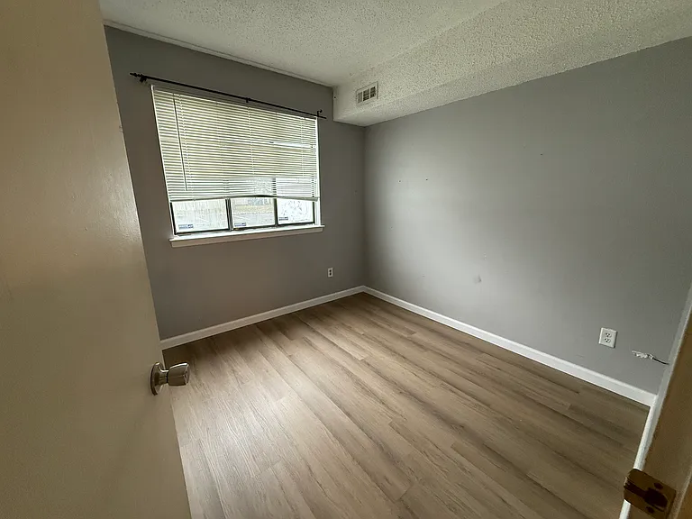 2400 Bayberry Ct — Photo 10