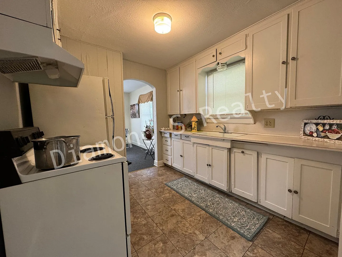 Cute and Clean 2 Bedroom Home Available Now! — Photo 4
