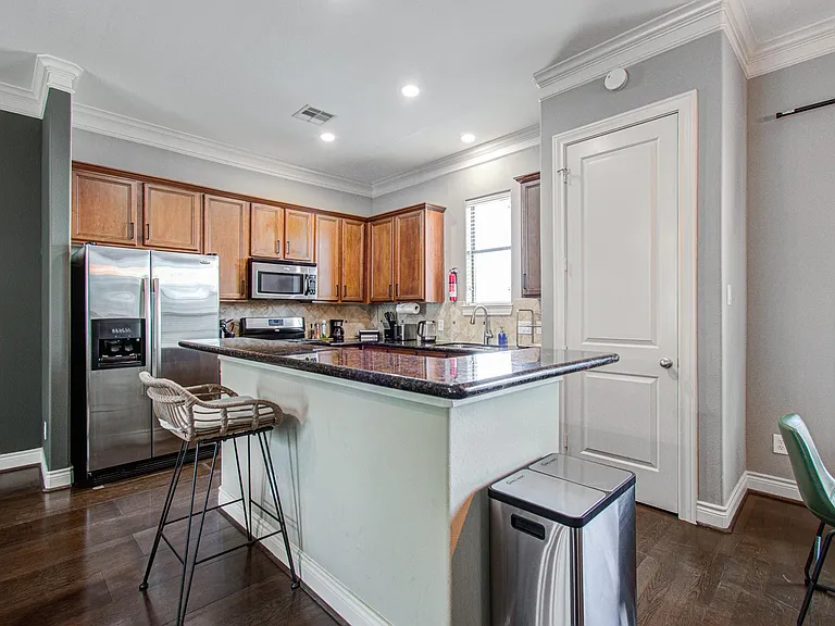 4001 Dallas St #A — Photo 8