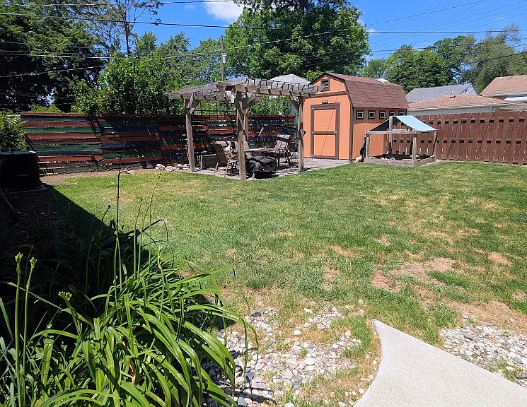 275 E Marshall St — Photo 2