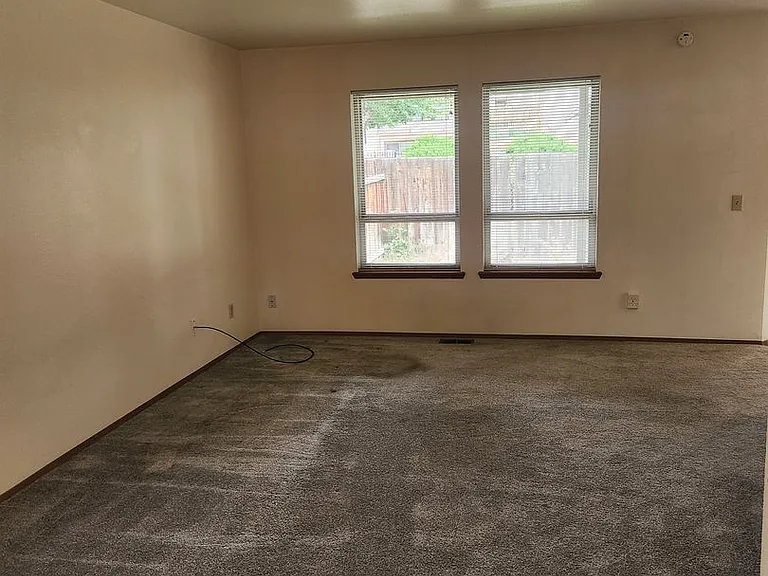 601 S 72nd Ave — Photo 16