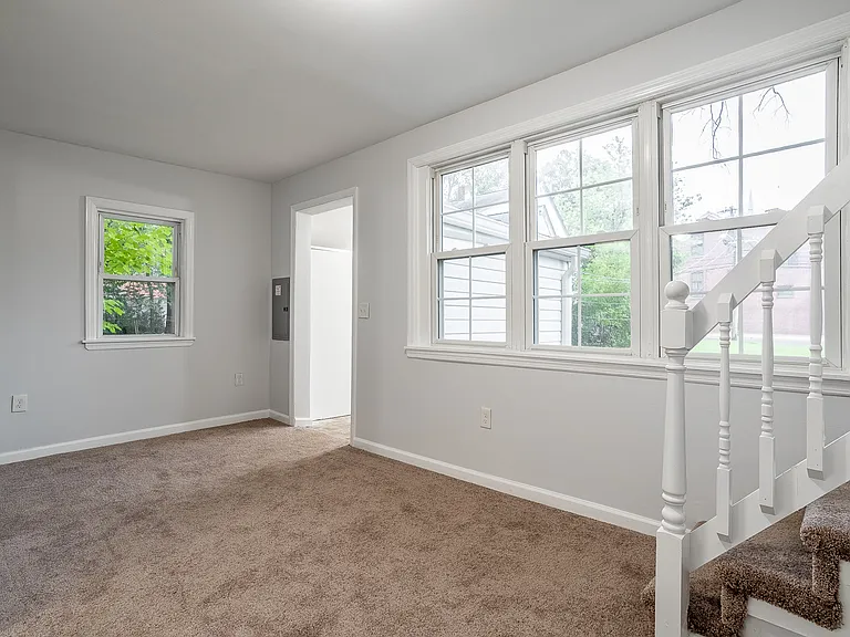 17 W Buckingham Ave — Photo 2