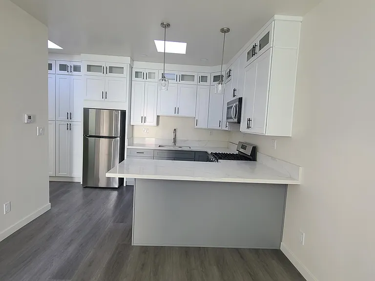 1821 1/4 N Mariposa Ave — Photo 5