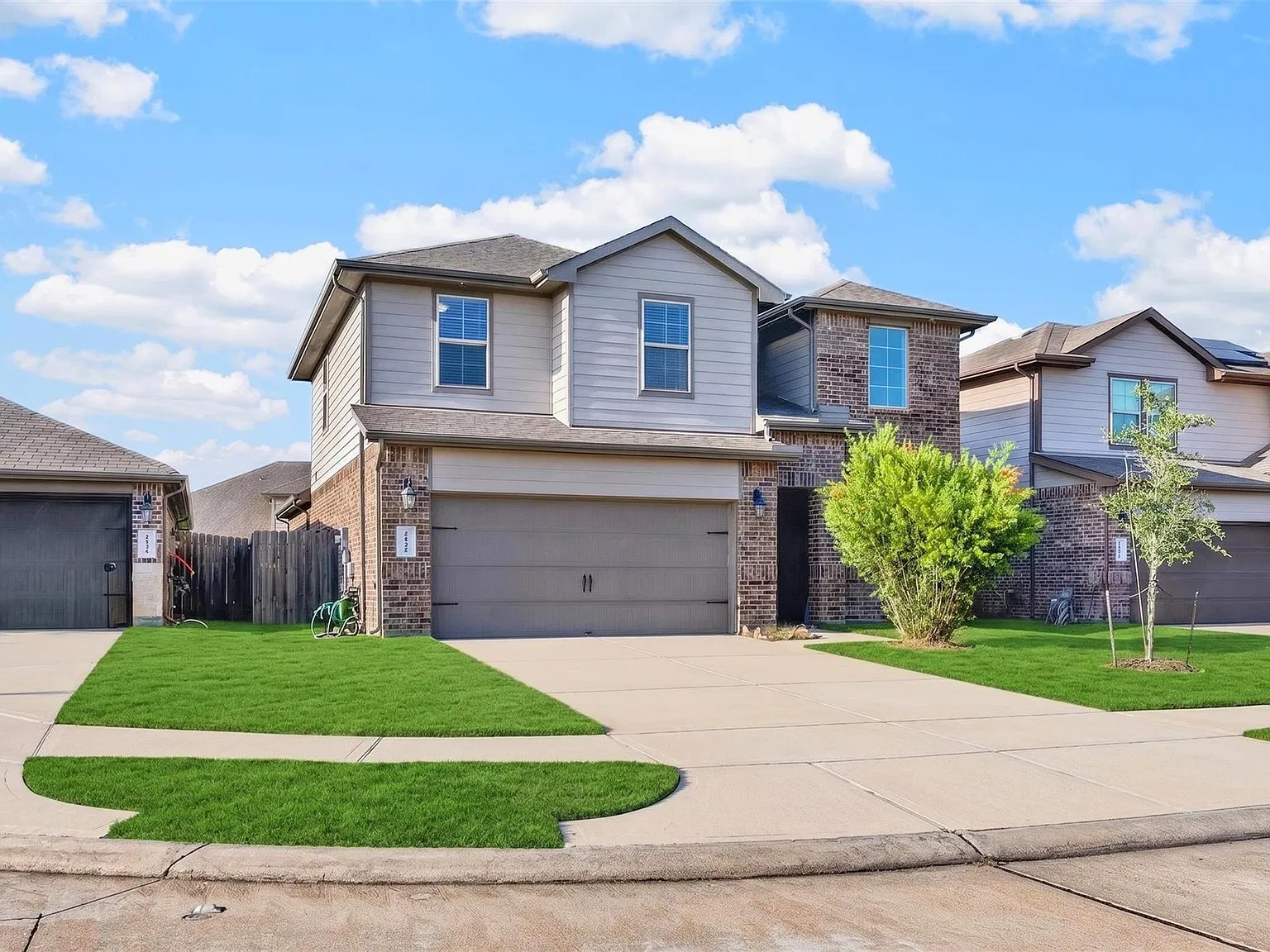 4 bed, 2.5 bath, 2422 sqft, $2,500 — Photo 3