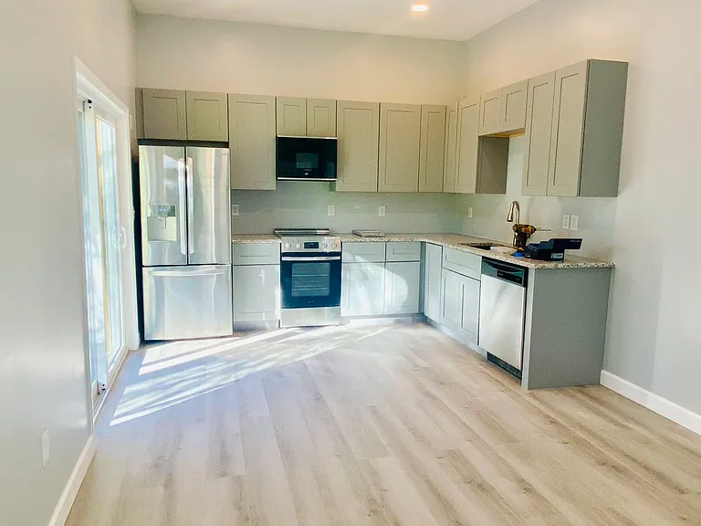 628 Hills Blvd #1 — Photo 1