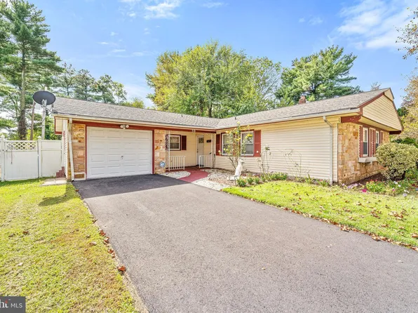 50 Hinsdale Ln, Willingboro, NJ 08046