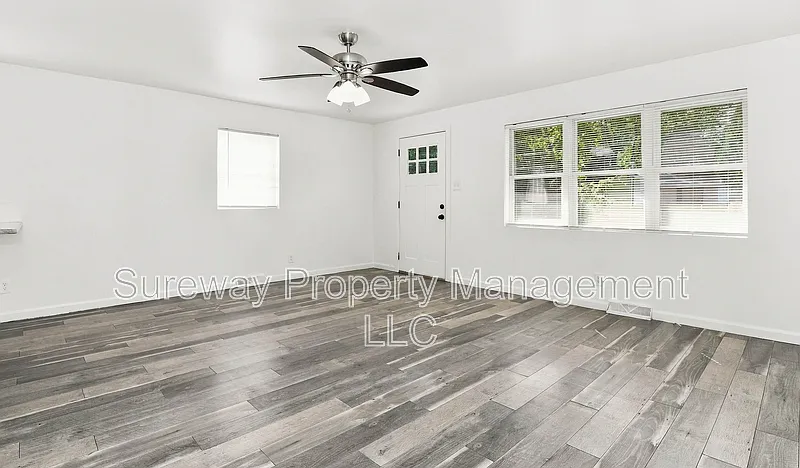 3 bed, 1.0 bath, 1056 sqft, $2,500 — Photo 3