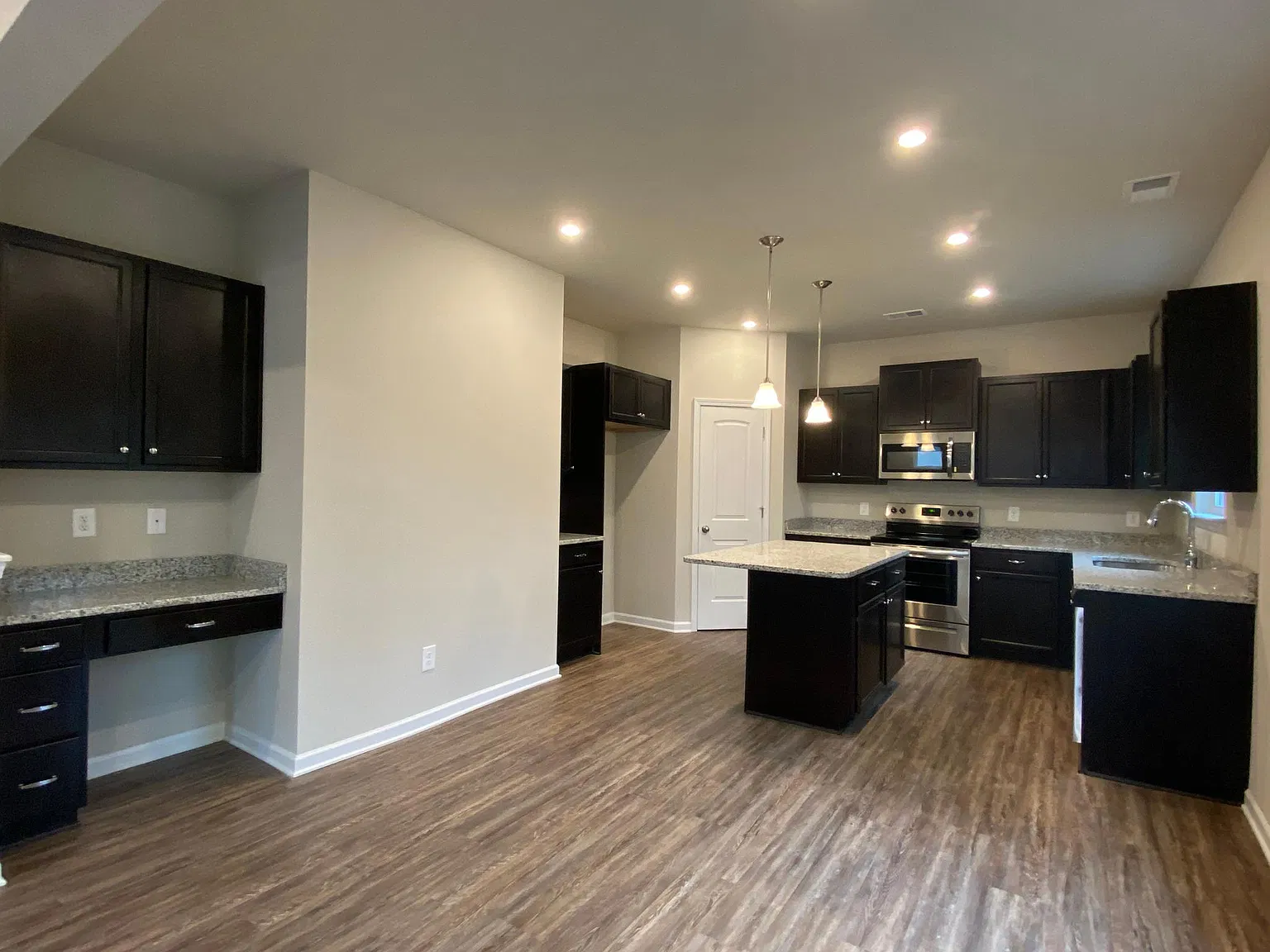 3 bed, 2.5 bath, 1801 sqft, $2,350 — Photo 2