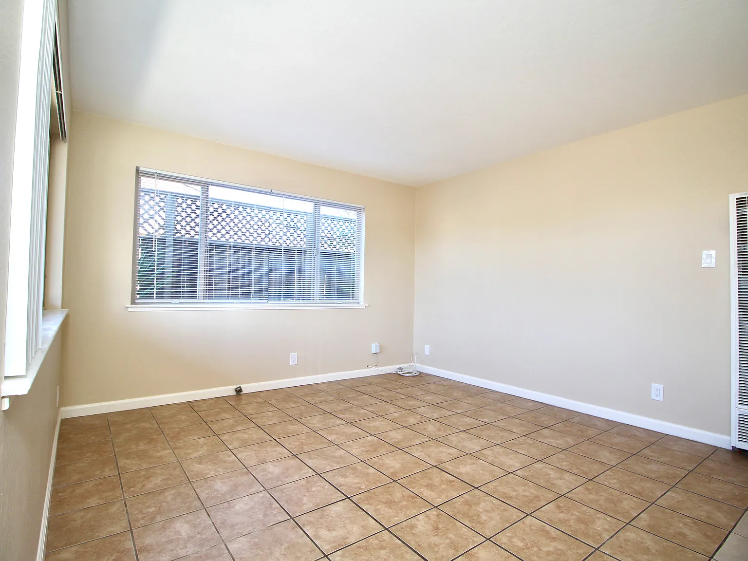 2 bed, 950 sqft, $2,400 — Photo 4