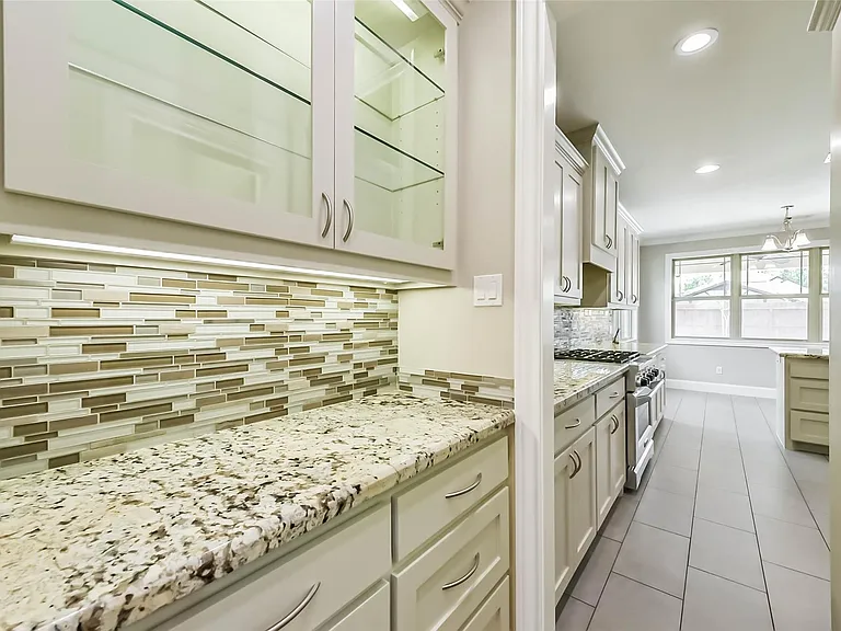 1317 Chantilly Ln — Photo 16