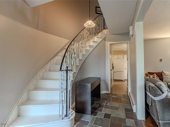 4th image of 11 Meadowlawn Dr Unit 23