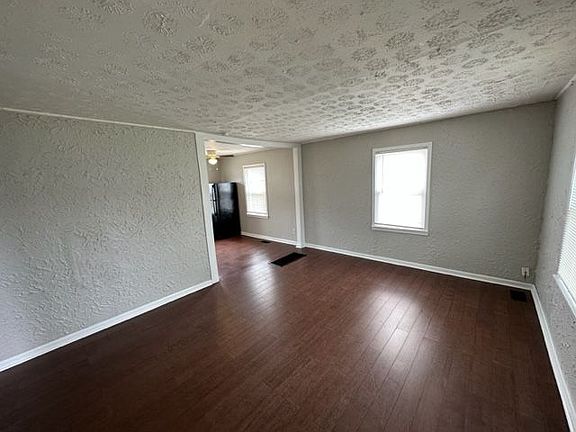 3rd image of 836 Clay Ct