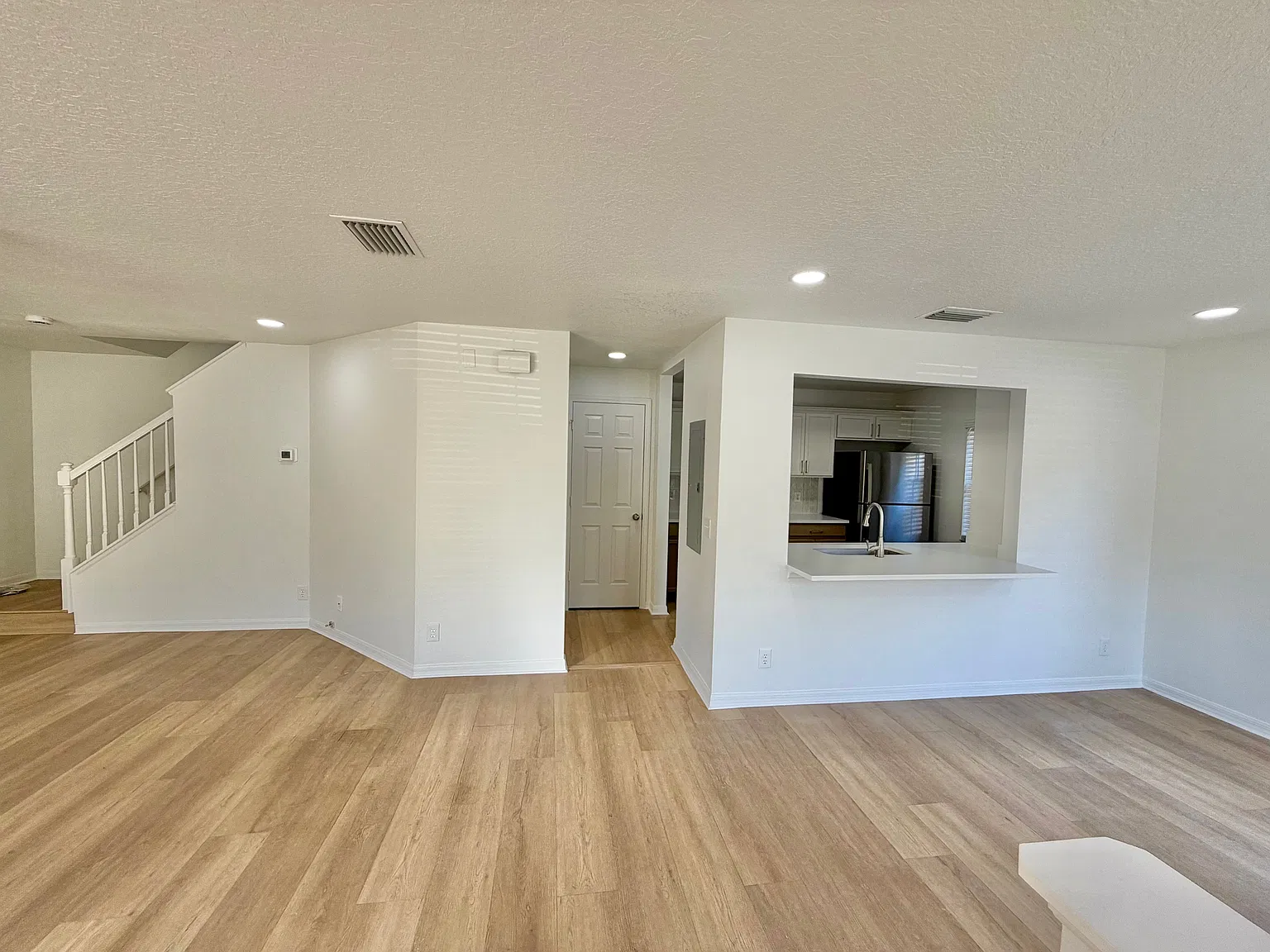 3 bed, 1408 sqft, $2,200 — Photo 4