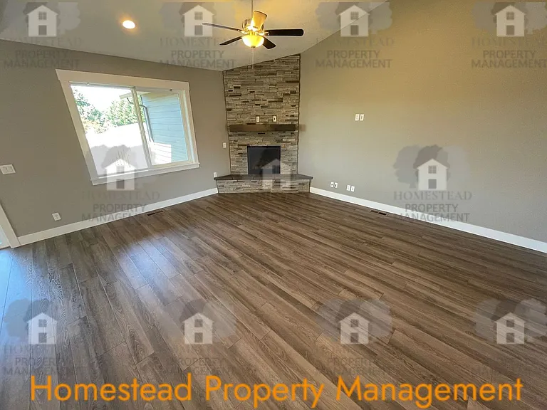463 NE Cedar St — Photo 7