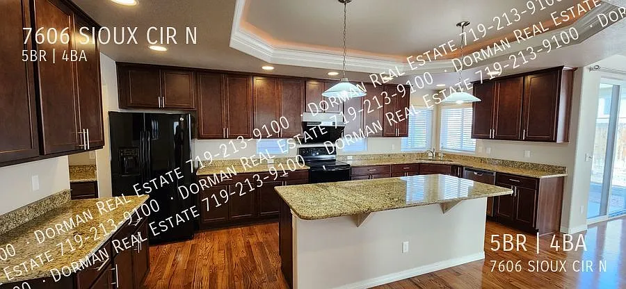 Spacious 5 Bedroom + Loft + Separate Office, 3.5 Bath Home with Central A/C and SOLAR! — Photo 3