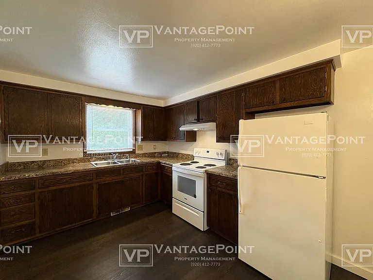 1523 Ridgeway Dr — Photo 2