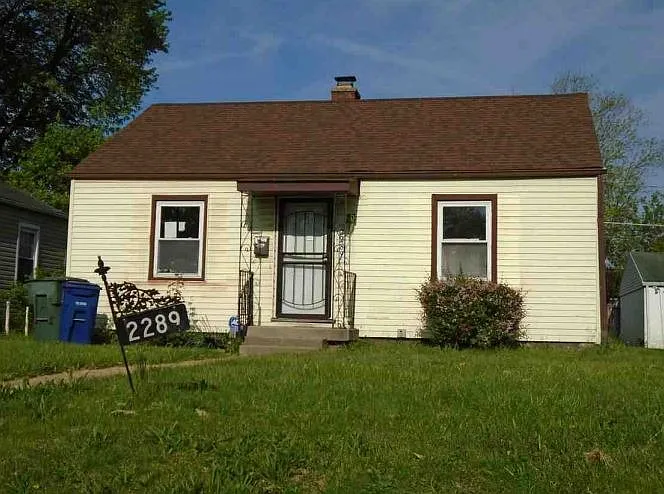 2289 Grasmere Ave photo 1