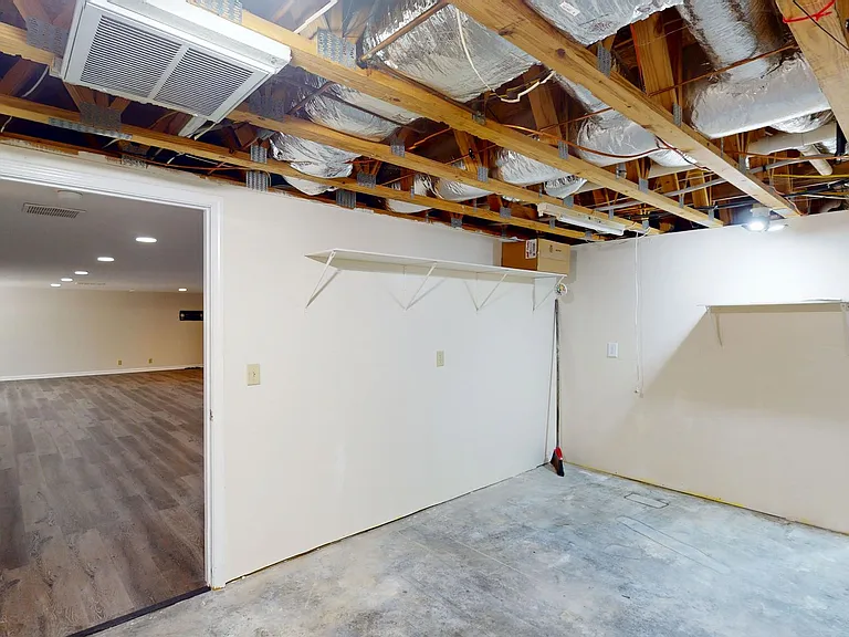 424 Eisenhower Dr — Photo 34