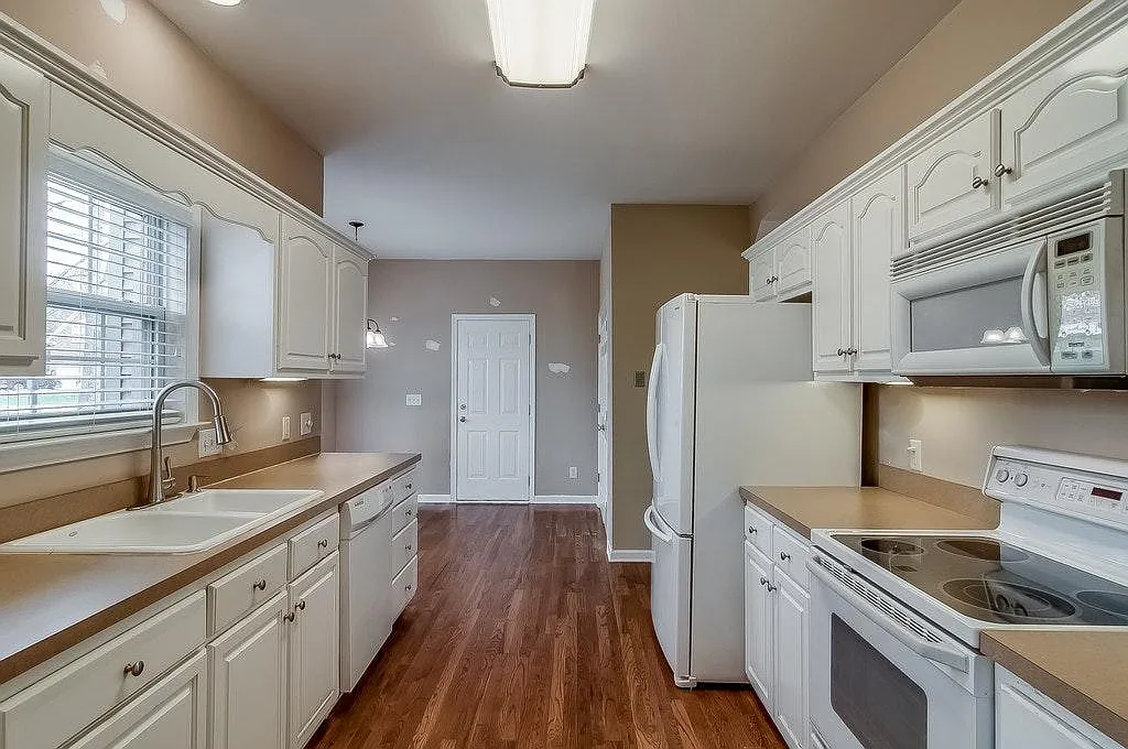 3 bed, 2.5 bath, 2050 sqft, $2,600 — Photo 4