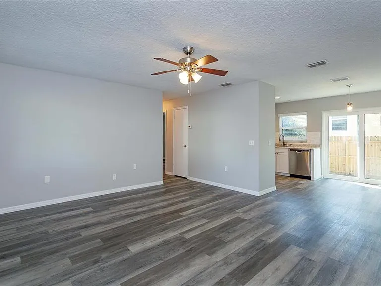 302 Ballard Ave — Photo 5