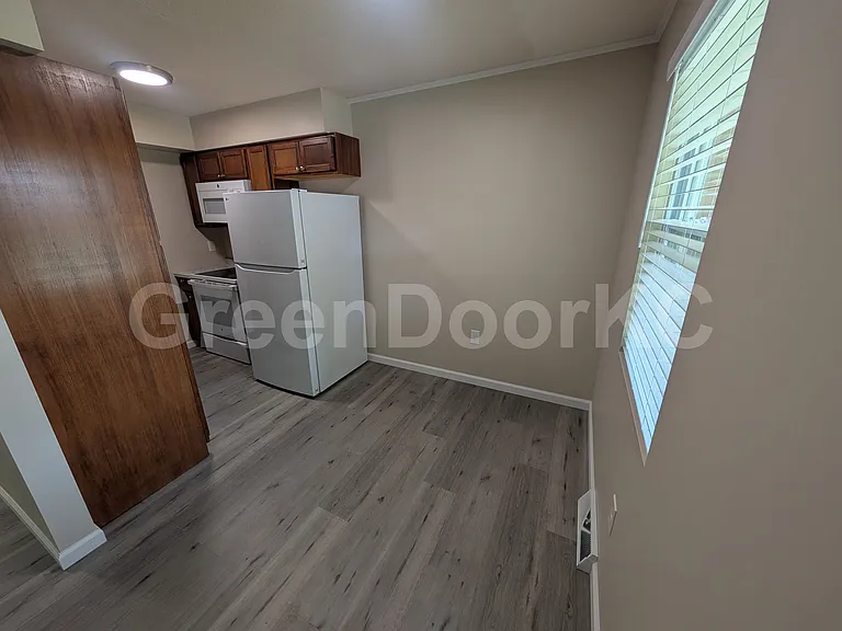 405 Holiday Dr — Photo 4