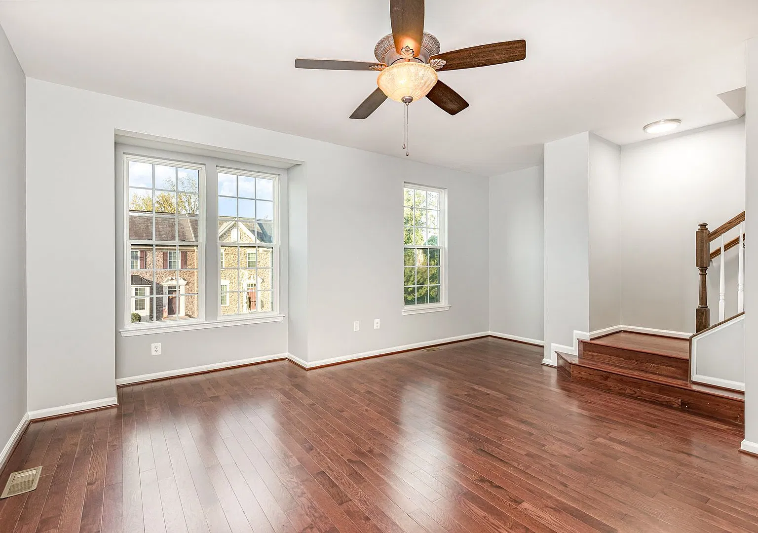 Beautiful Three Level Townhome For Rent — Photo 4
