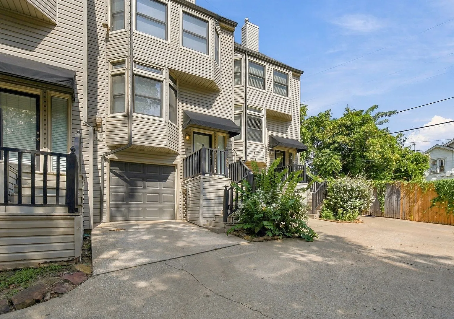 2 Bedroom, 2.5 Bath Walking Distance From the Riverside Trails and Downtown! — Photo 1