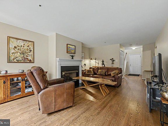 5th image of 15 Essex Ct