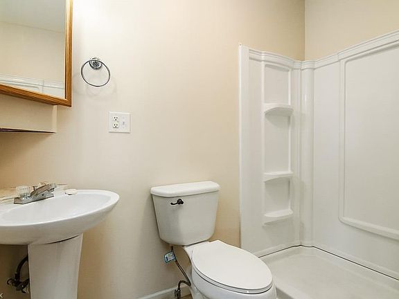 4th image of 328 Winckles St