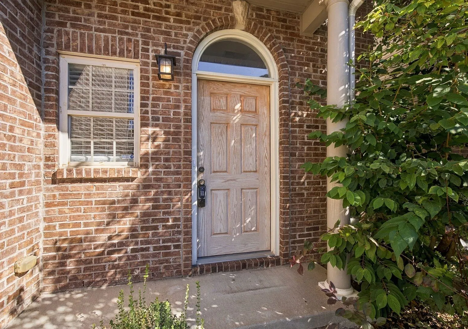 Beautiful Single Family Home w/ 2-Car Garage; Jacuzzi, Walk-In Closets, All Electric! — Photo 2
