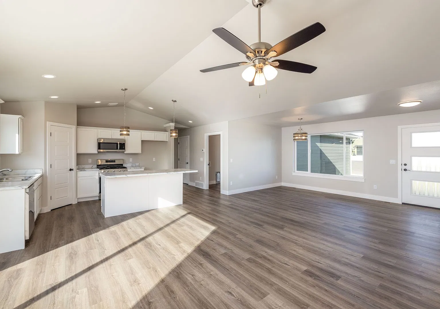 3 Bedroom 2 Bathroom Home Located in Copper Ridge Beautiful Single-Level Living! — Photo 3