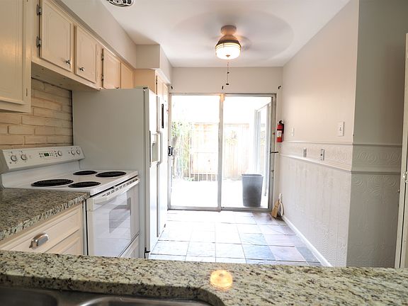 5th image of 2727 Briarhurst Dr APT 15