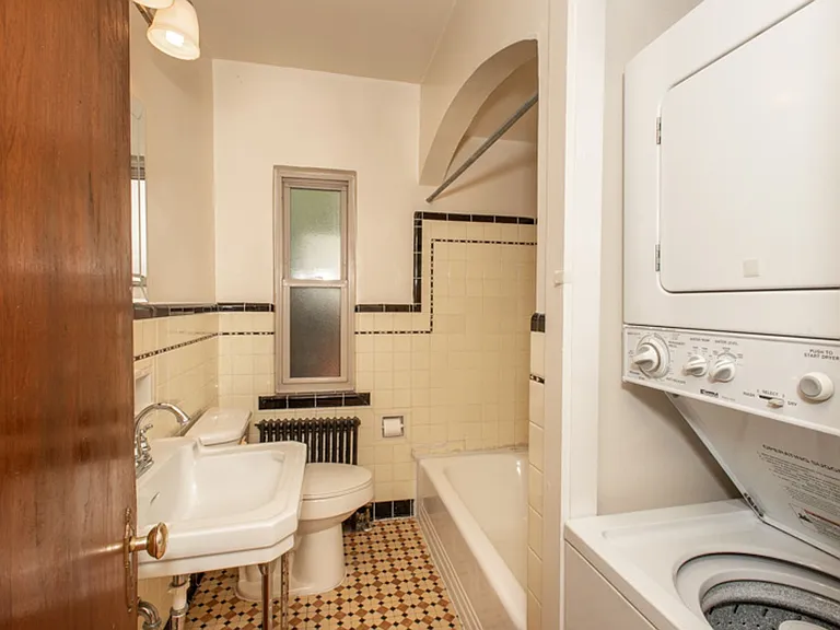 1br Near Uc, Daap & Hospitals | Prime Riddle Road Location — Photo 4