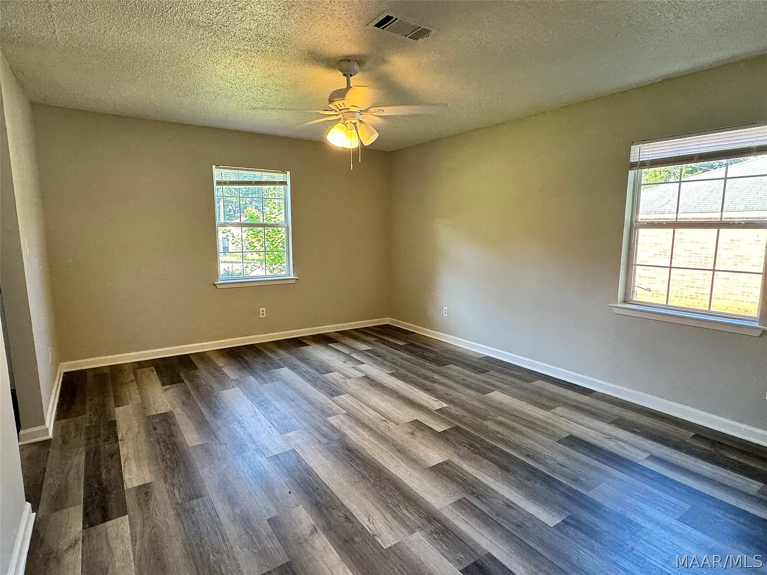 3 bed, 2.0 bath, 1156 sqft, $1,100 — Photo 3