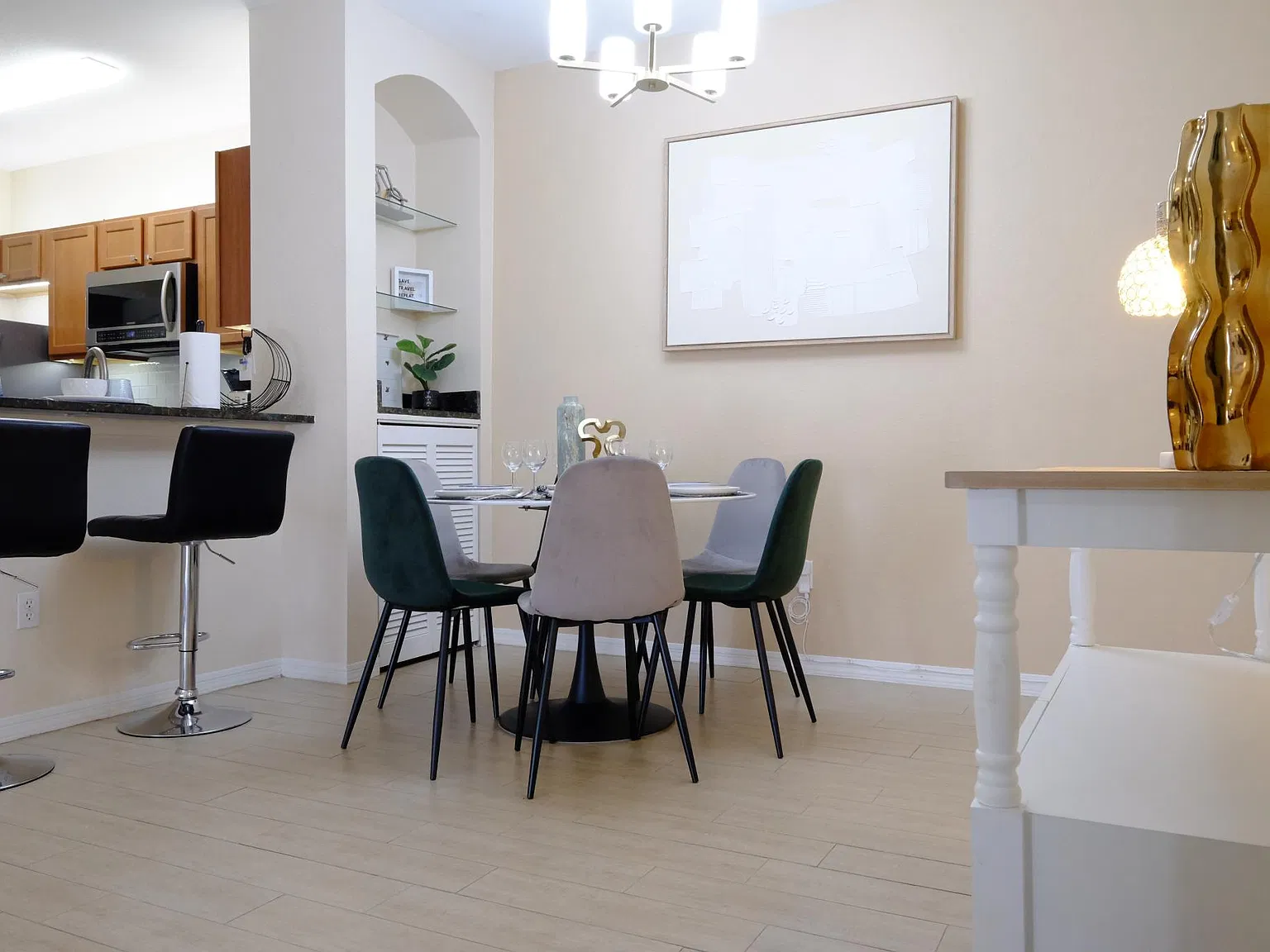 2 bed, 1079 sqft, $3,000 — Photo 3
