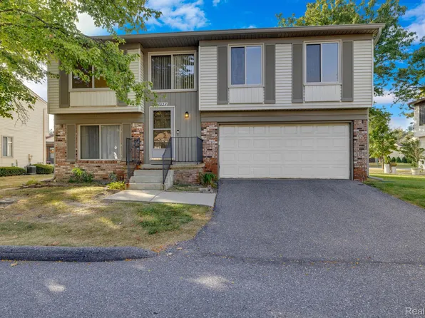 2952 Roundtree Dr, Troy, MI 48083